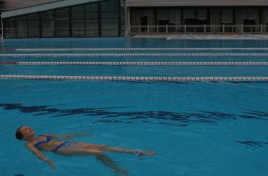 Как взрослому научиться плавать?
