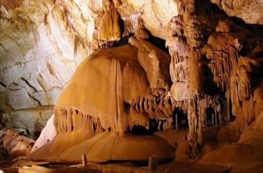 Красная пещера