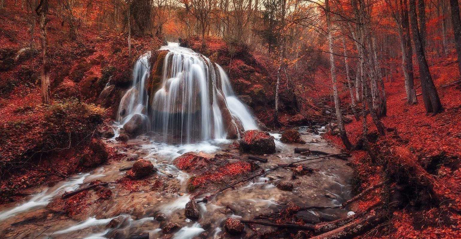 Нитевидный водопад по струнам